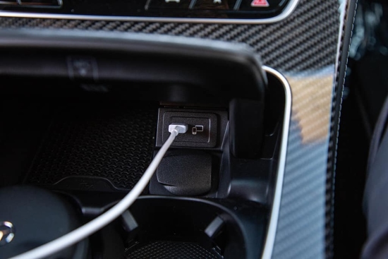 connect iphone to mercedes via wire carplay